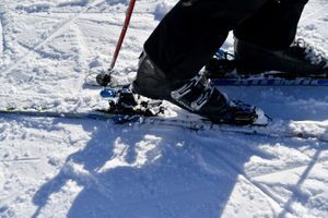Un adolescent a trouvé la mort sur un domaine skiable de Haute-Savoie en percutant un poteau. (image d'illustration)