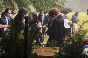 Les proches de Maggie et Paul Murdaugh, lors de leurs funérailles.