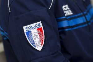 Un homme de 30 ans, soupçonné d'avoir tué son beau-père et blessé grièvement sa mère à coups de couteau samedi soir à Poissy (Yvelines), a été placé en détention. 