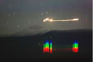 Un OVNI photographié par des universitaires à Hessdalen en Norvège avec son analyse spectrographique. 