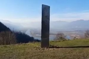 Le mystère demeure entier sur l'apparition de ce monolithe roumain, au sommet d'une colline.