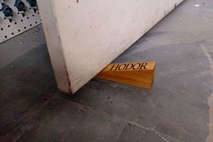 Le bloque-porte Hodor.