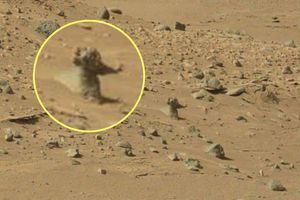 Une créature humanoïde qui charge le rover Curiosity ? 
