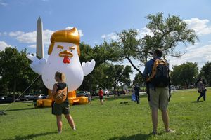 La drôle d'histoire du poulet géant anti-Trump