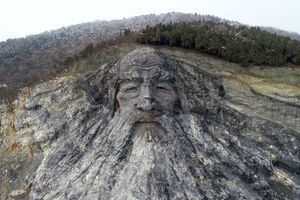 Le dieu Fuxi emprisonné dans la roche