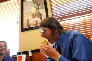 Photographié le 17 mai 2011 en train de manger son 25 000ème Big Mac. 