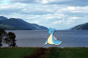 Un image très rare du Pokémon Lokhlass émergeant des eaux du Loch Ness. 