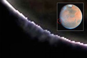 Les "panaches" de Mars vu de près. En médaillon, la zone cerclée de rouge où ils sont apparus.