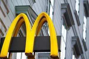 L'enseigne d'un McDonald's à Vienne, en Autriche.