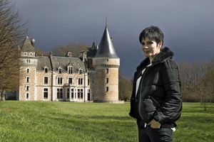 L’écrivain, journaliste et médium devant le château de Lancosme, à Vendœuvres (Indre), où réside son frère.