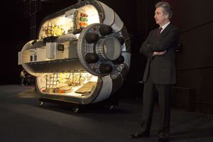 Robert Bigelow devant une maquette de son module spatial habitable. 