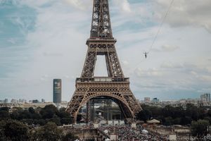 Un funambule relie la Tour Eiffel au théâtre de Chaillot
