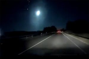 Le météore filmé par un automobiliste, vendredi 16 août dernier à Torre Grande (Sardaigne).