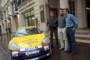 Anthony Delon, Paul Belmondo, Johnny Hallyday devant une Porsche.