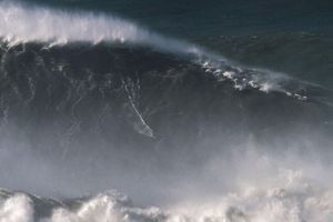 En novembre 2017, le surfeur Rodrigo Koxa a battu le record du monde de la plus grande vague jamais surfée: un monstre de 24,38 mètres de haut.