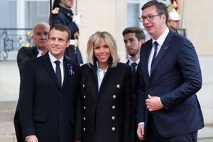 Aleksandar Vucic à l'Elysée avec Emmanuel et Brigitte Macron, dimanche. 