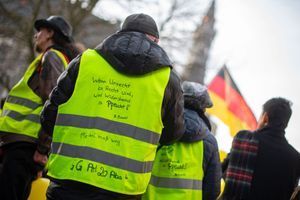 Des "gilets jaunes" allemands à Aix-la-Chapelle, mardi, pour accueillir Emmanuel Macron et Angela Merkel.