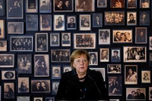 A Auschwitz, Angela Merkel insiste sur le devoir de mémoire allemand