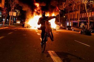 A Barcelone et Florence, violents affrontements à la suite de restrictions anti-covid