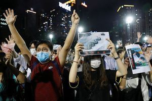 A Hong Kong, des milliers de manifestants bravent l'interdiction et commémorent Tiananmen