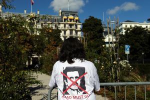 A Lausanne, une femme porte un tshirt sur lequel la tête de Bachar al-Assad est barrée.