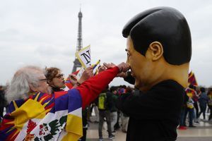 Un homme déguisé en Xi Jinping lors de la manifestation pour le Tibet, dimanche à Paris.