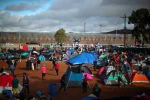 Plusieurs centaines de Centraméricains de la caravane de migrants qui marche vers les Etats-Unis ont installé un campement près de la frontière, à Tijuana.