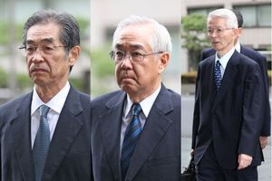 Ichiro Takekuro, Tsunehisa Katsumata et Sakae Muto arrivent à leur procès, à Tokyo, le 30 juin 2017.