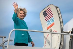 Hillary Clinton souriante avant de prendre son avion de campagne.