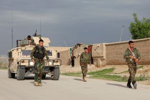 Les renforts de l'Armée Nationale Afghane arrivent sur la base de Mazar-è-Charif le 21 avril. 