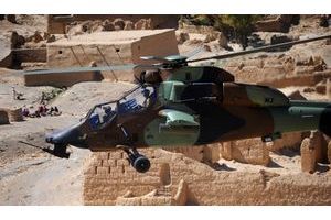  Un hélicoptère Tigre de retour de mission, reconnaissable à son canon de 30 mm en tourelle de nez, survole un paisible village. Trois de ces appareils ultrasophistiqués sont en service en Afghanistan depuis cet été.