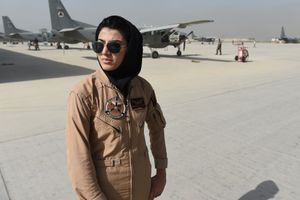 Niloofar Rahmani, la première femme pilote de l'armée afghane, photographiée à Kaboul en avril 2015.
