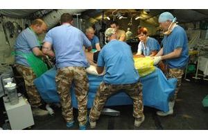  Des médecins préparent une opération à l'hôpital du Camp Bastion (photo d'illustration).