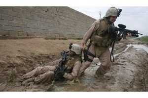  Photo prise par João Silva en 2006 lors d'un reportageau milieu des combats en Irak, au nord-ouest de Bagdad.. Le sergent Jesse Leach des marines traîne hors de portée des snipers un autre marine blessé par une balle qui a traversé sa poitrine et son bras droit.