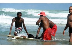  Des sauveteurs tirent de l'eau Lungisani Msungubana après l'attaque, sur la plage de Port St Johns, en Afrique du Sud.