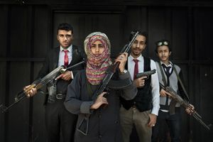 Ahmatullah, 19 ans, entourée de ministres du Conseil des enfants du Yémen, en novembre 2017. 