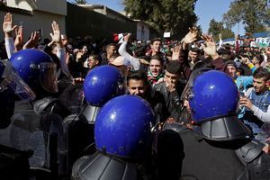 Des étudiants face aux policiers, dans les rues d'Alger, le 3 mars. 