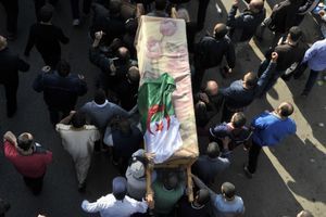 Algérie : foule pour les funérailles du journaliste Mohamed Tamalt