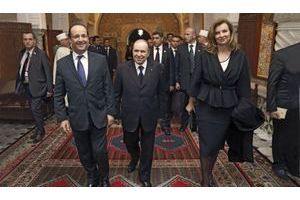  Mercredi 19 décembre, au Palais du peuple d’Alger. Le président Abdelaziz Bouteflika accueille ses hôtes pour leur premier dîner officiel, Valérie est tout en Dior.