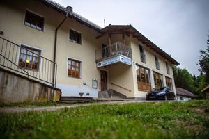 Les corps des victimes, tous des Allemands, et deux arbalètes ont été découverts samedi dans cet hôtel isolé situé en bord de rivière à Passau, près de la frontière autrichienne.