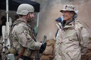 Bradley Cooper et Clint Eastwood sur le tournage d'"American Sniper". 