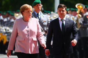 Angela Merkel a été prise de tremblements durant une cérémonie officielle avec le président ukrainien Volodymyr Zelensky.