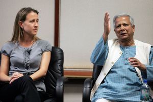 Anne Wojcicki et Muhammad Yunus, fondateur de la Grameen Bank (microcrédit) et prix Nobel de la paix.