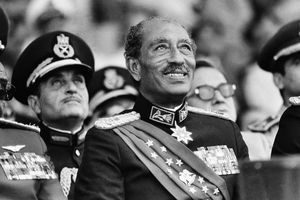 Le président égyptien Anouar el-Sadate, au Caire, mardi 6 octobre 1981, quelques minutes avant son assassinat. 