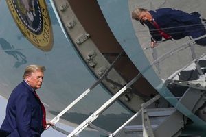 Donald Trump montant à bord d'Air Force One, le 31 décembre 2020.
