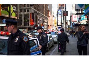 Des policiers à Times Square.