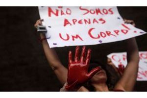  Des Brésiliennes défilant dans le cadre de la campagne de l'ONU "One Billion Rising", contre les violences faites aux femmes.