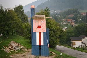 La statue représentant Donald Trump à Sela pri Kamniku, en Slovénie.