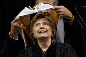 Hillary Clinton recevant un diplôme honorifique du Medgar Evers College de New York, le 8 juin 2017.