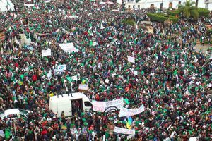 Après un mois de mobilisation, les Algériens encore nombreux dans les rues
